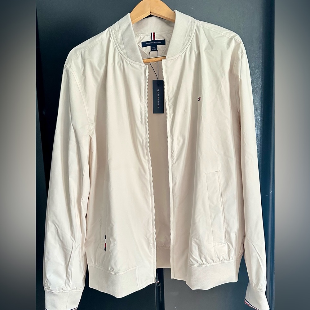 Tommy Hilfiger
Lightweight Water-Resistant Bomber